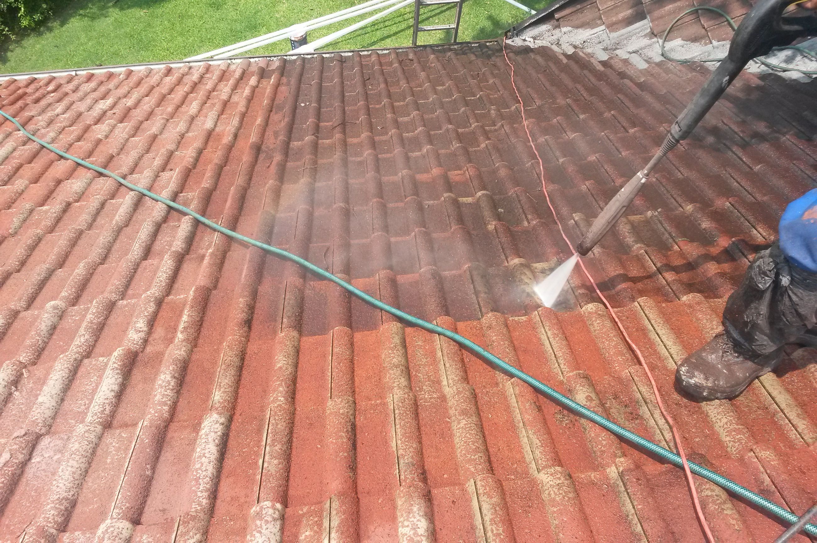 Nettoyage et démoussage de toiture à Saint-Maur-de-Fossés (94100) et en Ile de France Nettoyage et démoussage de toiture à Saint-Maur-de-Fossés (94100) et en Ile de France